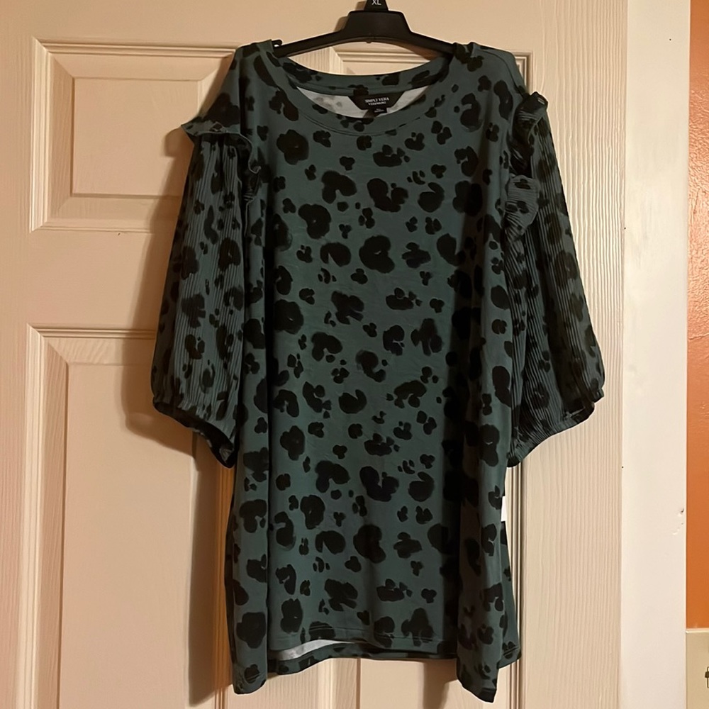Green cheetah print Simply Ver blouse